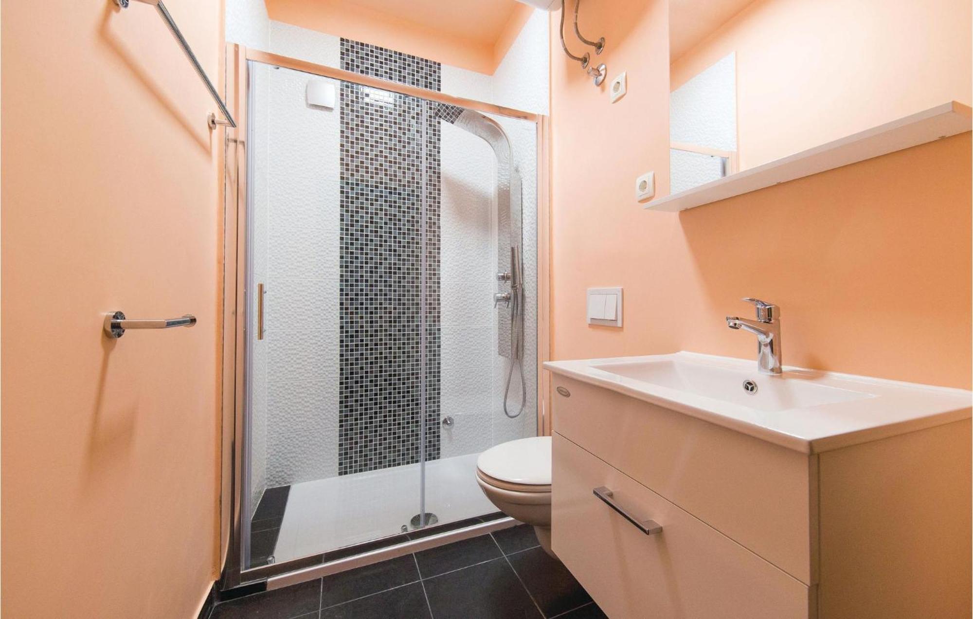 Amazing Apartment In Kastel Stafilic With Jacuzzi Kaštela 외부 사진