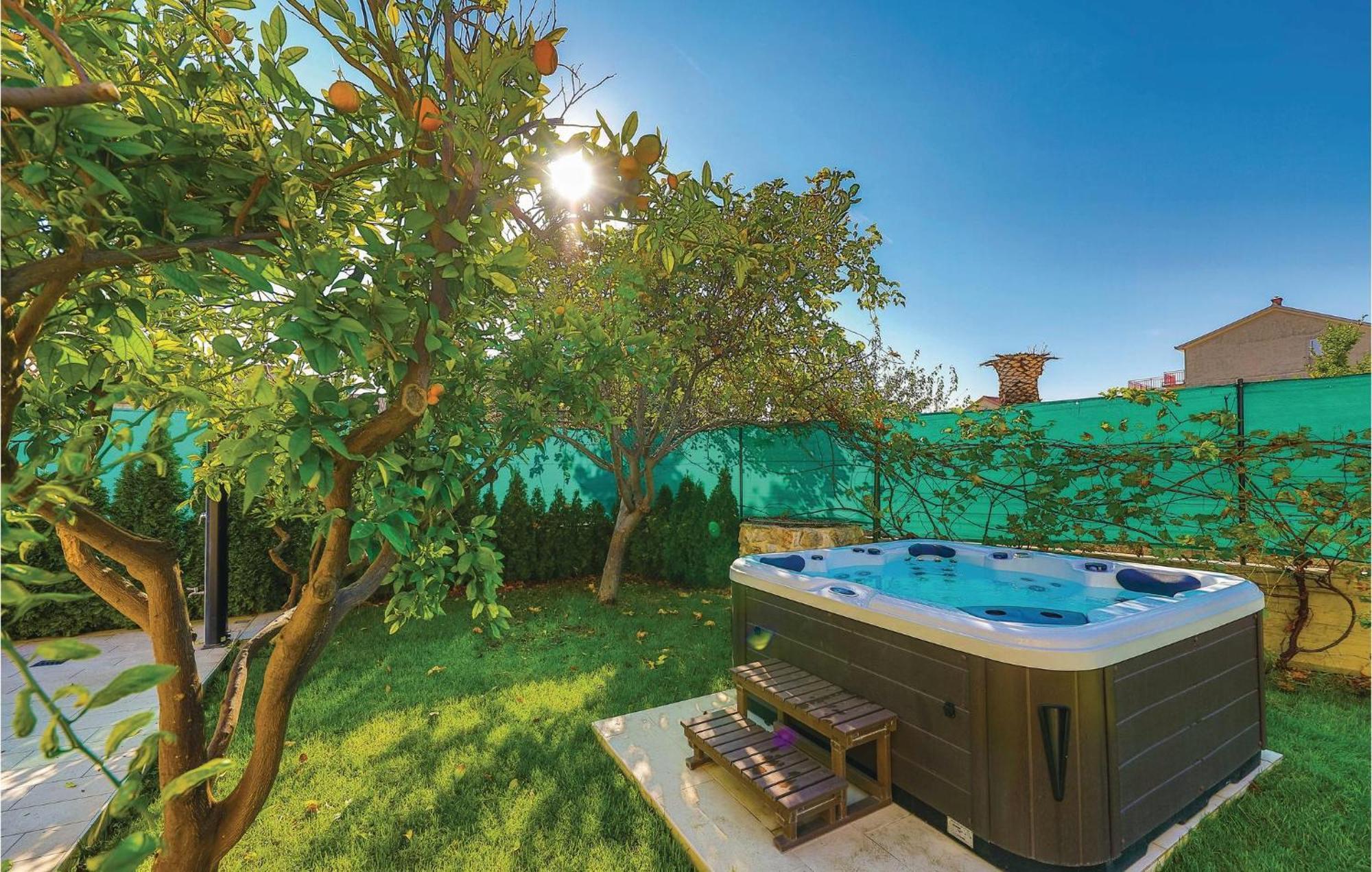 Amazing Apartment In Kastel Stafilic With Jacuzzi Kaštela 외부 사진